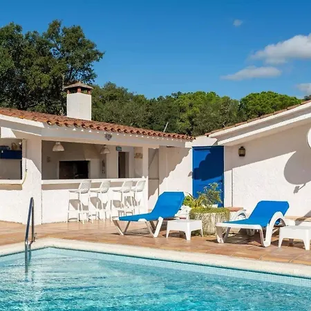 Mit 2 Schlafzimmern Und Grossem Pool In Tatil Evi