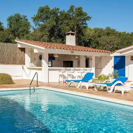 Mit 2 Schlafzimmern Und Grossem Pool In